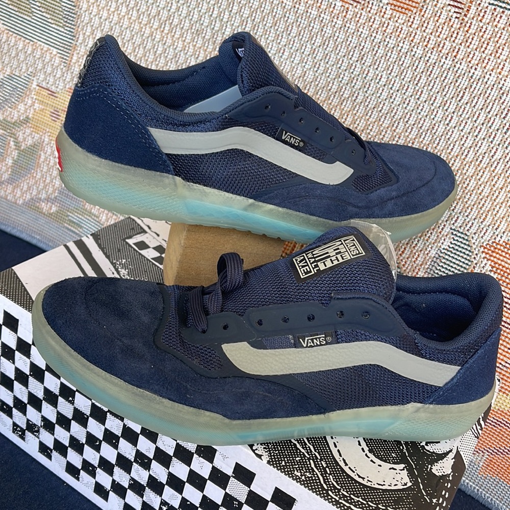 Vans WMNS Ave
Dress Blues/Drizzle
VNOA5JIBWKN
Sneakers - athletic shoes - Picture 11 of 16
